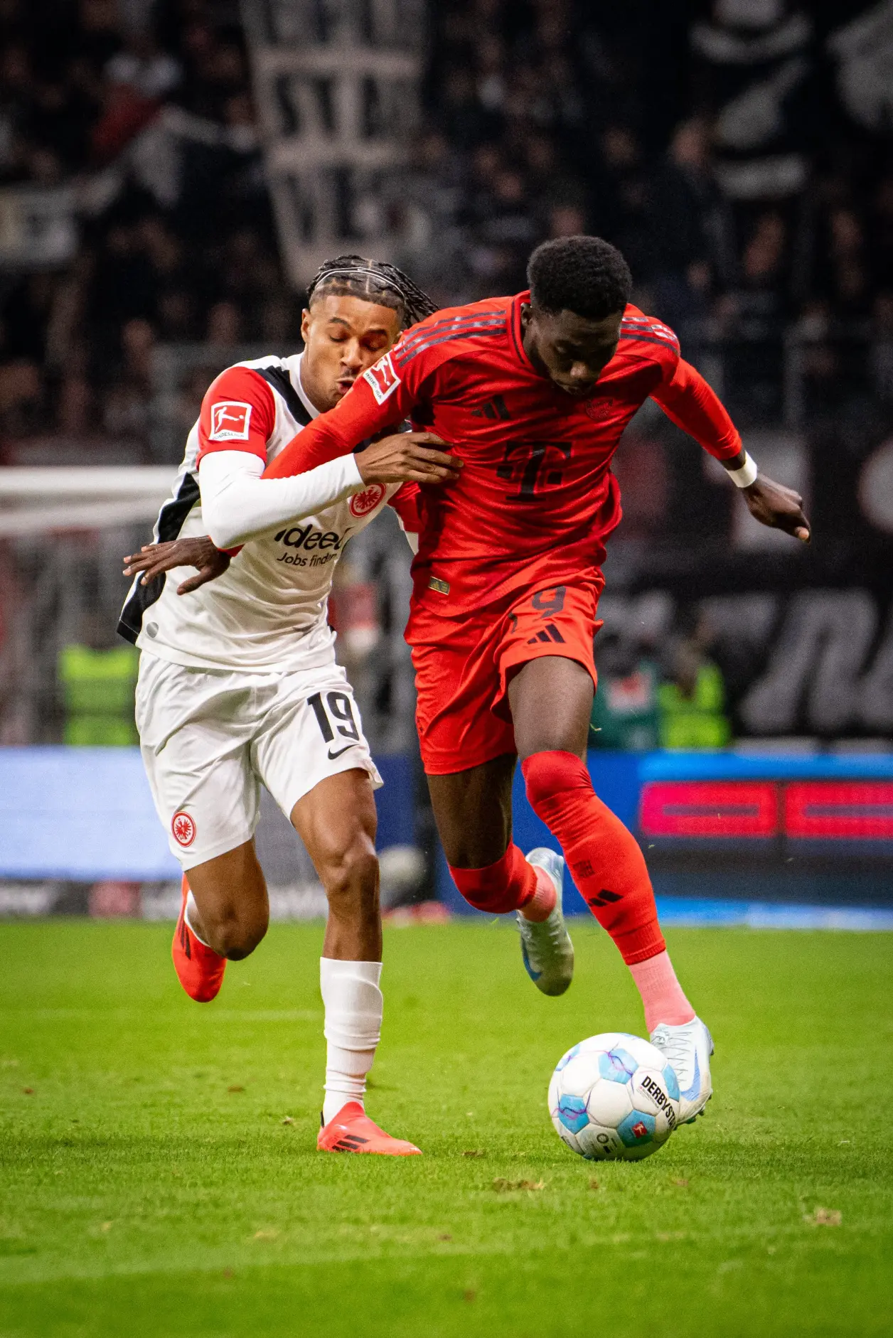 关于刚刚！法兰克福围绕德甲战术微调瓦伦西亚内部沟通备战欧冠，詹姆斯在尤文图斯比赛中夺冠的信息